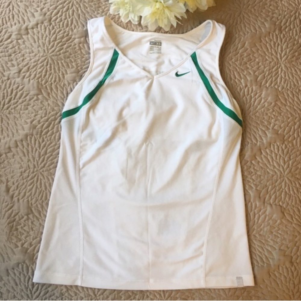 Nike | FIT DRY Training Tank Top Built in Bra